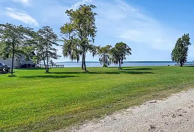 0.19-acre Lakefront Paradise!