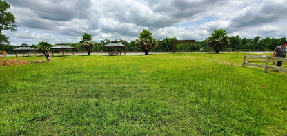 Tranquil 0.36-acre oasis near Bella Vista Park, Liberty, TX